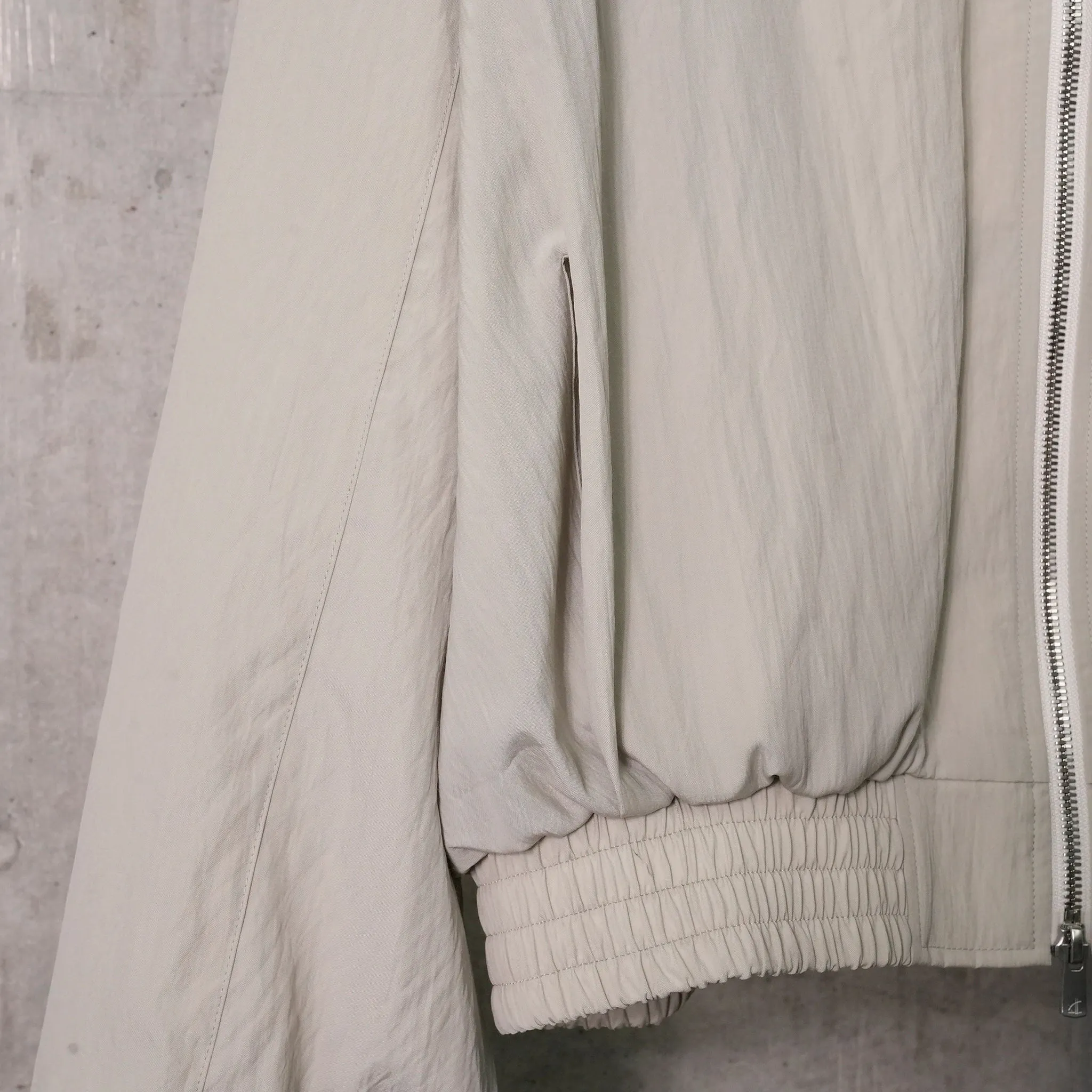 FUNNEL-NECK TRACK JACKET / LIMESTONE SILVER GREY