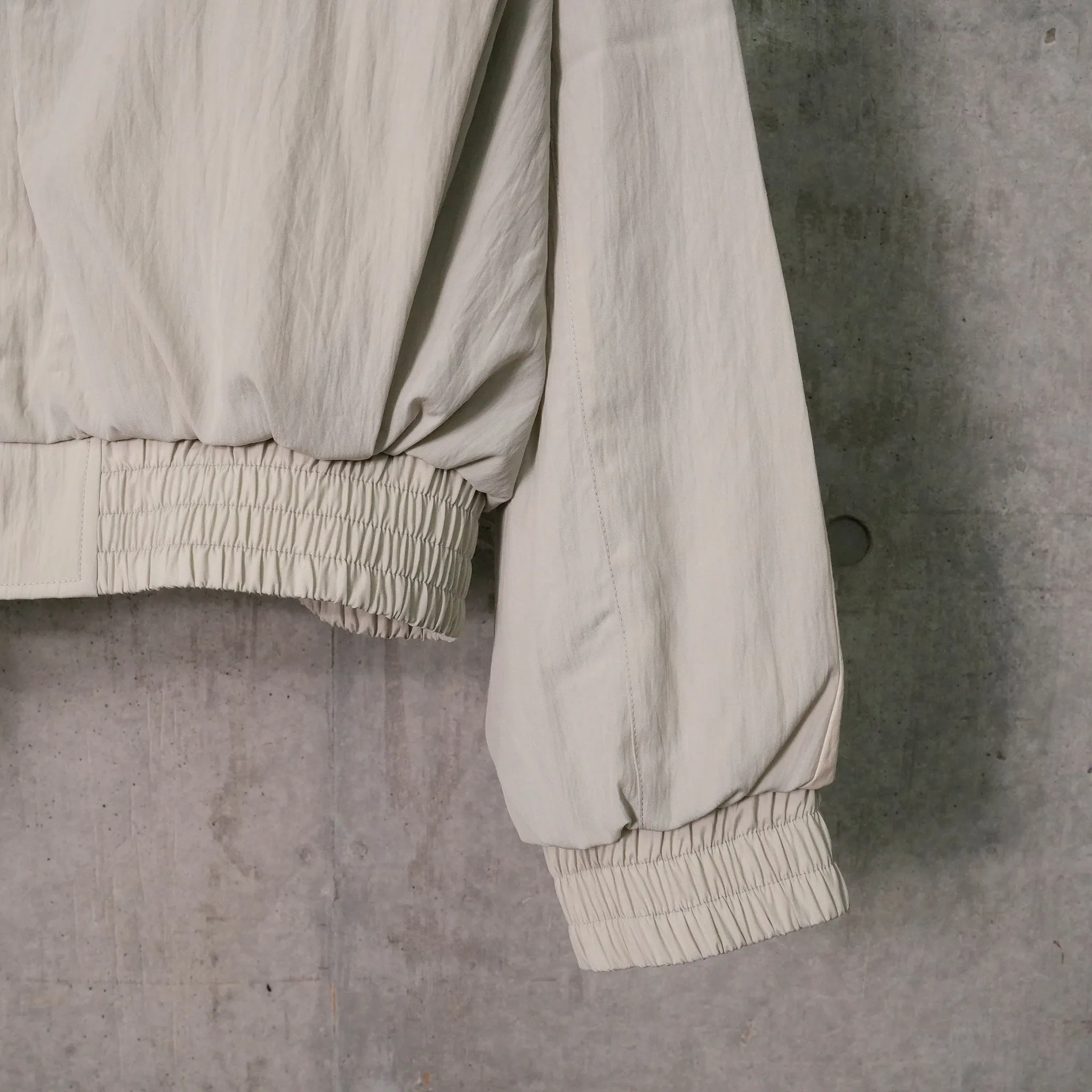 FUNNEL-NECK TRACK JACKET / LIMESTONE SILVER GREY