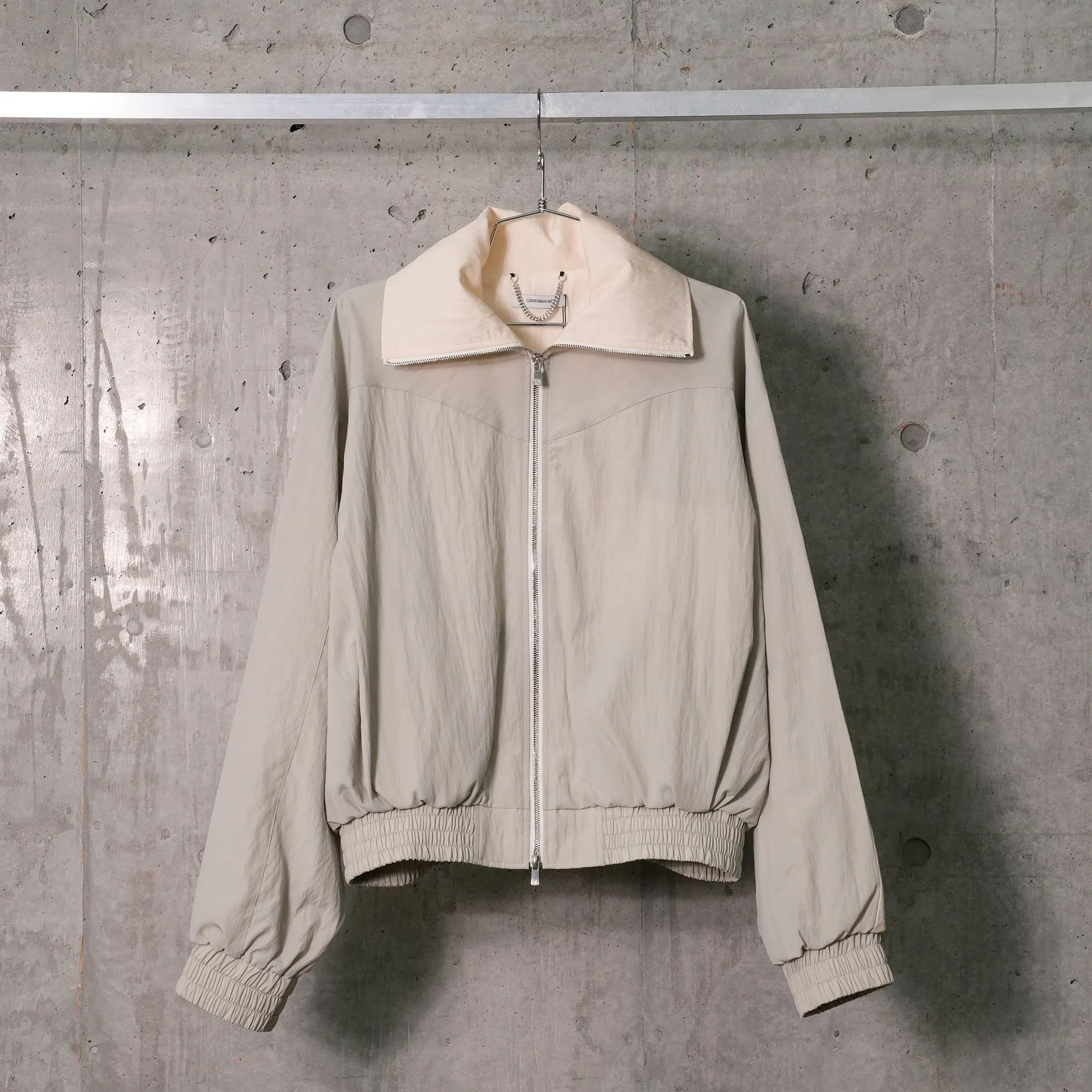 FUNNEL-NECK TRACK JACKET / LIMESTONE SILVER GREY