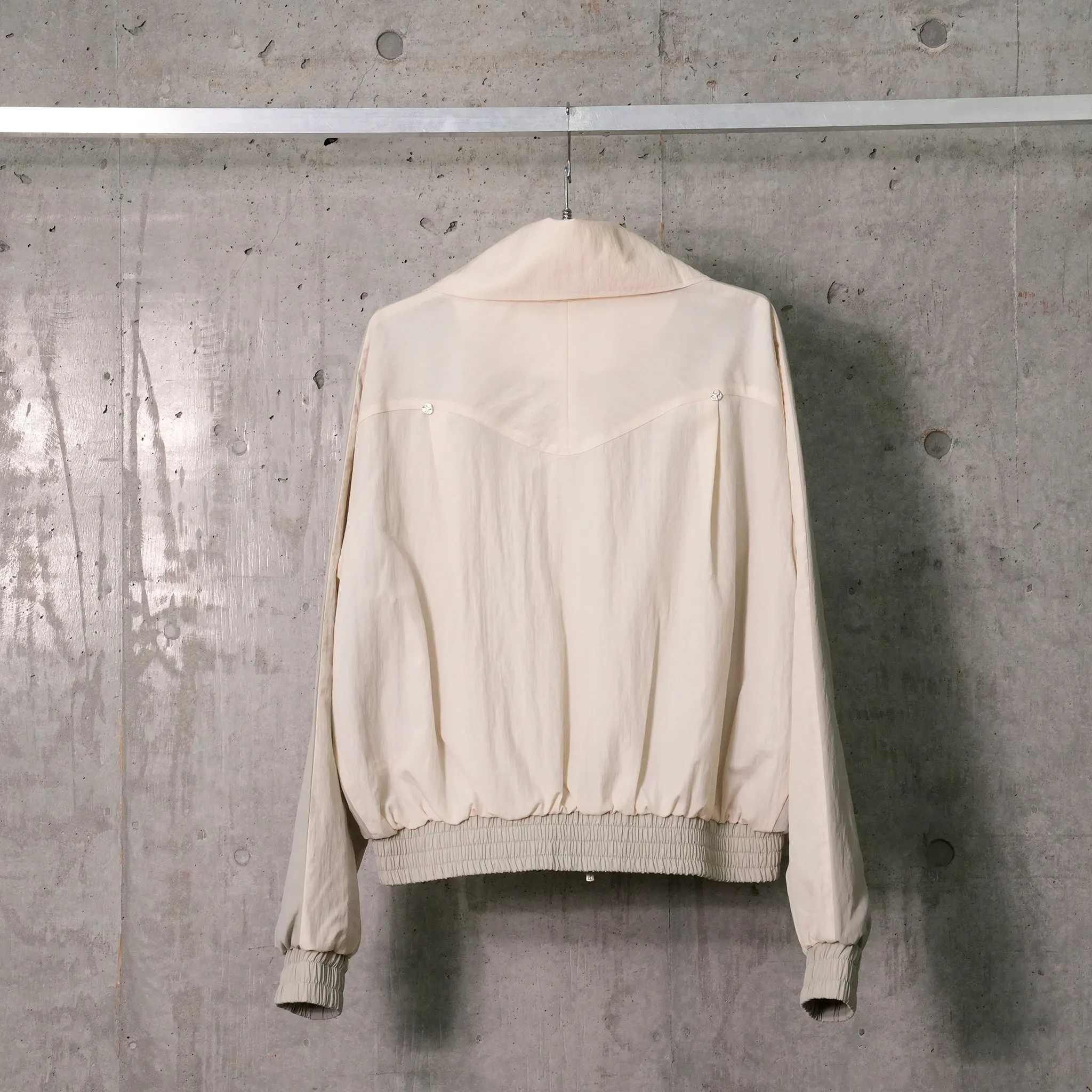 FUNNEL-NECK TRACK JACKET / LIMESTONE SILVER GREY