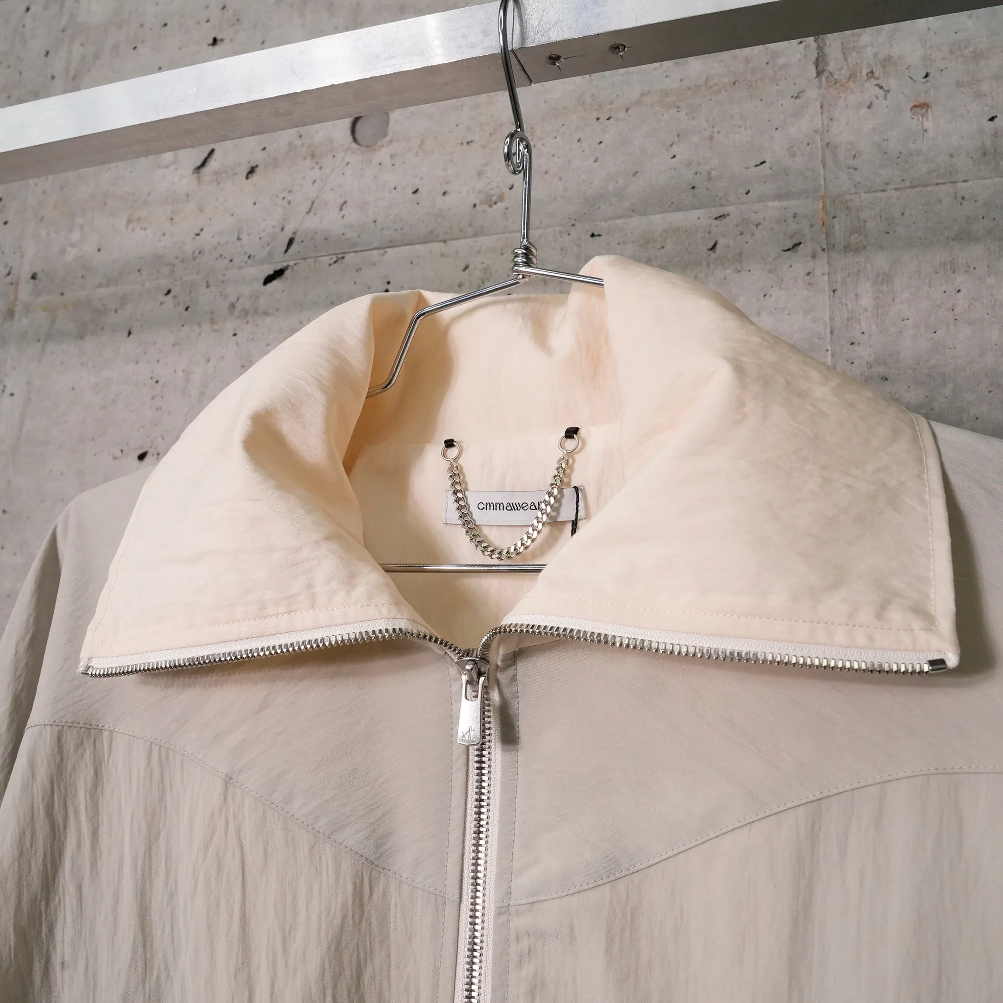 FUNNEL-NECK TRACK JACKET / LIMESTONE SILVER GREY